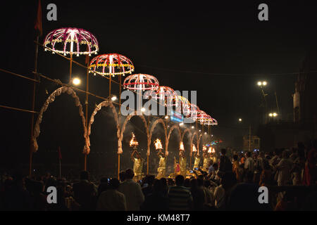 Guardare la gente di un gruppo di giovani sacerdoti di eseguire aarti a Dashashwamedh Ghat dal fiume Gange, Banaras, Varanasi, Kashi, India Foto Stock