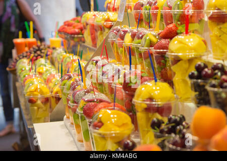 Macedonia di frutta fresca stand nel negozio di frutta al mercato la Boqueria, un famoso mercato coperto nella città. Foto Stock