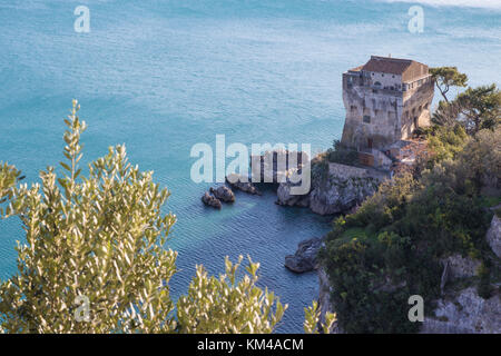 Torre crestarella con il blu del mare sullo sfondo, saracena architettura di Vietri sul mare ( vicino amalfi coast), l'Italia, vista verticale Foto Stock