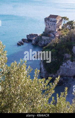 Torre crestarella con il blu del mare sullo sfondo, saracena architettura di Vietri sul mare ( vicino amalfi coast), l'Italia, vista verticale Foto Stock