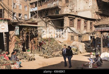 Le ragazze delle scuole passano per la città vecchia di Bhaktapur. Molte case sono gravemente danneggiate dai terremoti del 2015. (07 dicembre 2016) | utilizzo in tutto il mondo Foto Stock