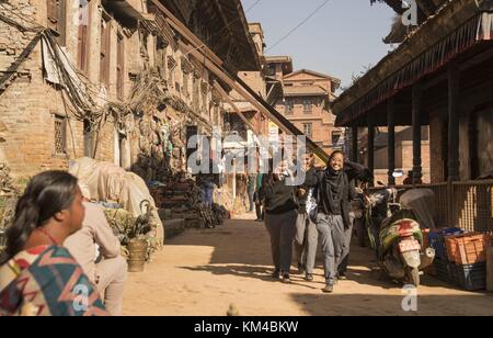 Le ragazze delle scuole passano per la città vecchia di Bhaktapur. Molte case sono gravemente danneggiate dai terremoti del 2015. (07 dicembre 2016) | utilizzo in tutto il mondo Foto Stock