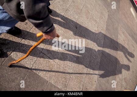 Ombra dei pensionati greci durante la manifestazione contro i tagli alle pensioni. 03.10.2017 | utilizzo in tutto il mondo Foto Stock