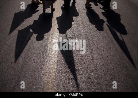 Ombra dei pensionati greci durante la manifestazione contro i tagli alle pensioni. 03.10.2017 | utilizzo in tutto il mondo Foto Stock