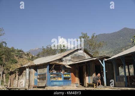 Un ristorante nell'area di Annapurna aspetta gli ospiti il 04.12.2016. L'area dell'Annapurna nell'Himalaya occidentale è particolarmente adatta e attraente per escursioni a piedi. (4 dicembre 2016) | utilizzo in tutto il mondo Foto Stock