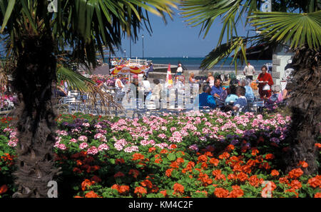 Anziani sul fronte mare di Ryde, Isola di Wight, Hampshire, Inghilterra Foto Stock