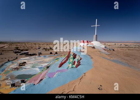 Rimorchi che segnano i confini di Slab City, una specie di insediamento anarchico accanto alla colorata "Salvation Mountain" nel deserto del Colorado, nel settembre 2017. | utilizzo in tutto il mondo Foto Stock
