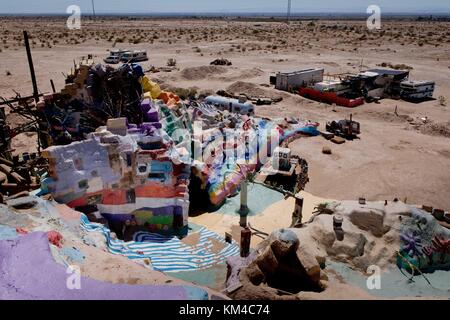 Rimorchi che segnano i confini di Slab City, una specie di insediamento anarchico accanto alla colorata "Salvation Mountain" nel deserto del Colorado, nel settembre 2017. | utilizzo in tutto il mondo Foto Stock