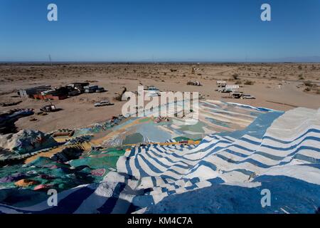 Rimorchi che segnano i confini di Slab City, una specie di insediamento anarchico accanto alla colorata "Salvation Mountain" nel deserto del Colorado, nel settembre 2017. | utilizzo in tutto il mondo Foto Stock