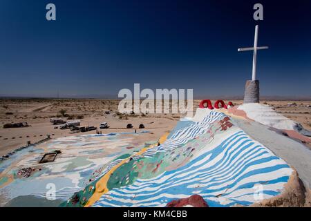 Rimorchi che segnano i confini di Slab City, una specie di insediamento anarchico accanto alla colorata "Salvation Mountain" nel deserto del Colorado, nel settembre 2017. | utilizzo in tutto il mondo Foto Stock