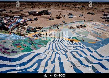 Rimorchi che segnano i confini di Slab City, una specie di insediamento anarchico accanto alla colorata "Salvation Mountain" nel deserto del Colorado, nel settembre 2017. | utilizzo in tutto il mondo Foto Stock