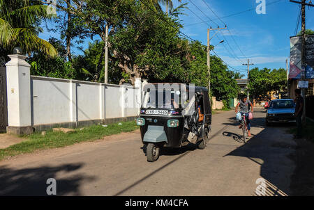 Colombo, Sri lanka - set 5, 2015. Il traffico su strada rurale in Colombo, Sri lanka. Colombo è la città più grande e la capacità finanziaria e commerciale della capitale Foto Stock