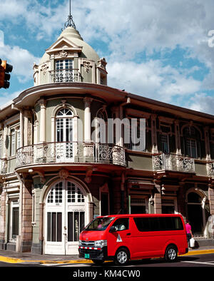 Invecchiamento della architettura coloniale spagnola a San Jose, Costa Rica Foto Stock