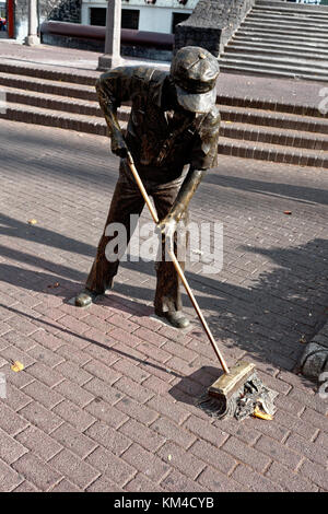 La scultura di un pulitore di via rifiuti di spazzamento in San Jose, Costa Rica Foto Stock