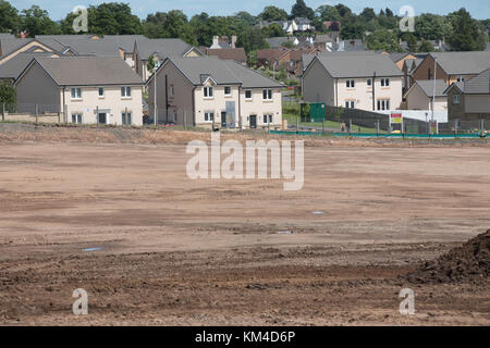 Nuovo case sul sito brownfield in Scozia UK con nuovo sito in primo piano Pronto per nuova costruzione casa Bishopton sui terreni bonificati Foto Stock