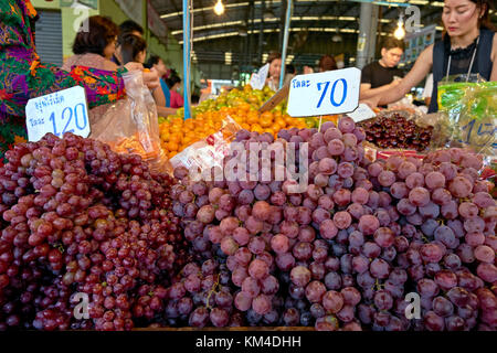 Viola le uve per la vendita su un Thailandia mercato alimentare in stallo Foto Stock