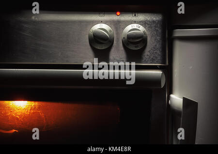 Primo piano sul forno i pulsanti di controllo per il calore e la temperatura. Foto Stock