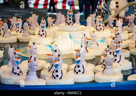 Un 'hook-a-duck' gioco in stile a una fiera in stallo con il pupazzo di carattere olaf dal film di Disney "congelato". Foto Stock