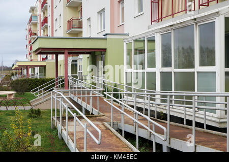 Un metallo arrugginito rampa per le sedie a rotelle in una produzione di massa casa di città dove le persone con disabilità a vivere Foto Stock