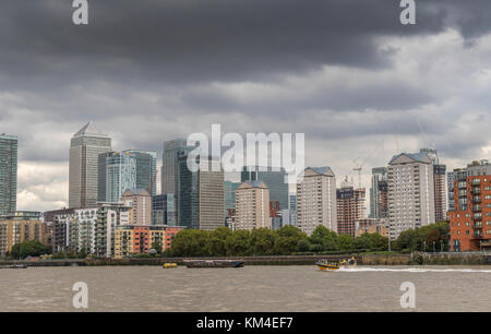 Le Torri di Canary Wharf supervisiona il River Side appartamenti, appartamenti e case lungo le rive del fiume Thames, London , Regno Unito Foto Stock