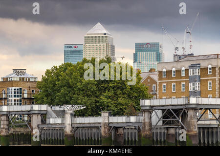 Le Torri di Canary Wharf supervisiona il River Side appartamenti, appartamenti e case lungo le rive del fiume Thames, London , Regno Unito Foto Stock