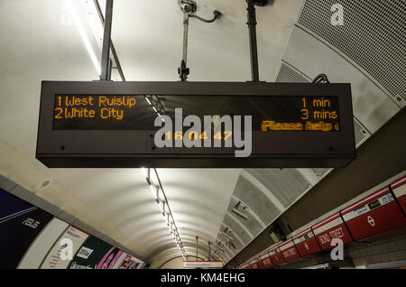 Una scheda di partenze a Bond street Londra la stazione della metropolitana sulla Central line. Foto Stock