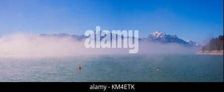 Morgenstimmung am Forggensee, bei Füssen, Ostallgaeu, Allgaeu, dahinter Tegelberg, 1881m und Saeuling, 2047m, Ammergauer Alpen, Bayern, Deutschland, Foto Stock
