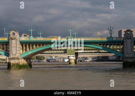 Southwark Bridge nella città di Londra , uno dei numerosi ponti di Londra attraversando il fiume Tamigi Foto Stock