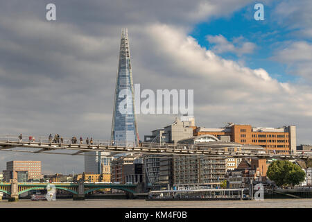 Il Millennium bridge spanning sul Fiume Tamigi con la Shard e il South Bank in background Foto Stock
