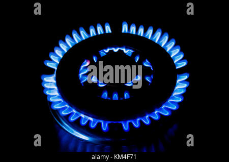 Blue fiamma di un bruciatore di gas dalla caldaia Foto stock - Alamy
