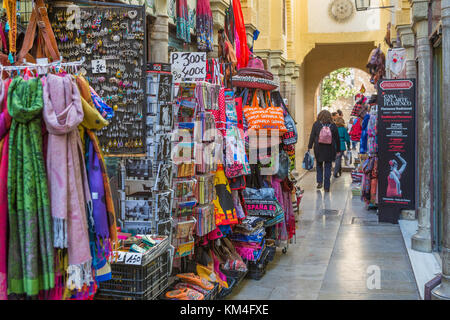 Negozio di articoli da regalo e souvenir, città vecchia, Granada, Spagna Foto Stock