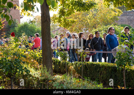 I turisti in coda alla Alhambra di Granada, Spagna Foto Stock