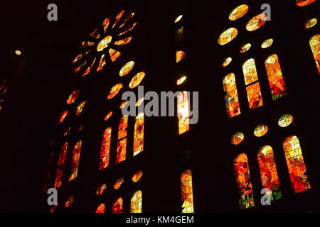 La luce del sole proveniente attraverso le finestre della Sagrada Familia a Barcellona Foto Stock