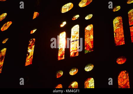 La luce del sole proveniente attraverso le finestre della Sagrada Familia a Barcellona Foto Stock