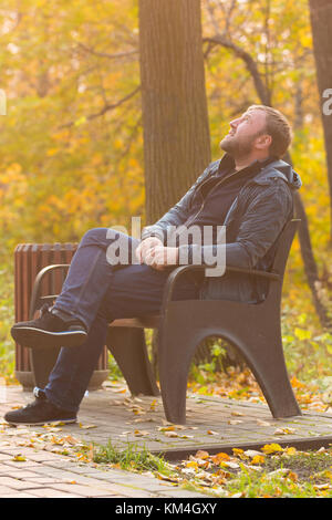 L uomo nel Parco in autunno Foto Stock