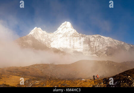 Trekker sotto Ama Dablam in Nepal himalaya Foto Stock