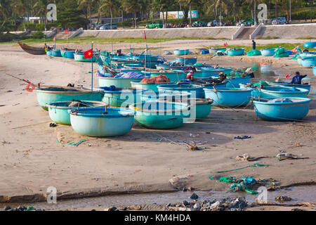 Mui ne, vietnam - 02.11.2017: tradizionale vietnamita coracles pesca sulla spiaggia, barche nel villaggio di pescatori Foto Stock