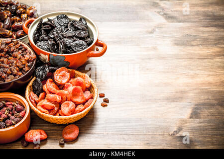 Frutta secca in ciotole. su di un tavolo di legno. Foto Stock