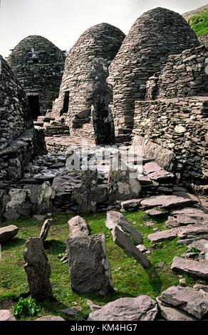 Antico insediamento monastico celtico in cima all'isola di Skellig Michael, Contea di Kerry, Irlanda. Capanne di pietra e croci cimiteriali Foto Stock