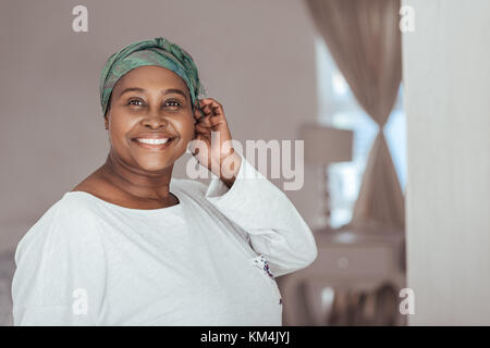 Sorridente giovane donna africana che indossa un elegante velo Foto Stock