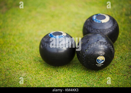 Tre round in legno nero prato per il gioco delle bocce su una superficie liscia superficie di gioco. Foto Stock