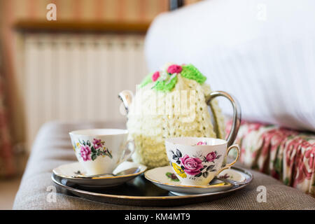 English tea pot con accoglienti e tazze da tè in country hotel Foto Stock