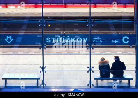 La stazione della metropolitana strizkov, linea c, Praga, Repubblica ceca - architettura moderna di notte - trasporto pubblico Foto Stock