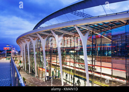 La stazione della metropolitana strizkov, linea c, Praga, Repubblica ceca - architettura moderna di notte - trasporto pubblico Foto Stock