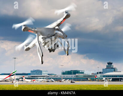 Nelegální dron, Mezinárodní letiště Václava Havla, Ruzyně, Praha, Česká republika / drone illegale, Vaclav Havel aeroporto internazionale, Ruzyne, ceco r Foto Stock