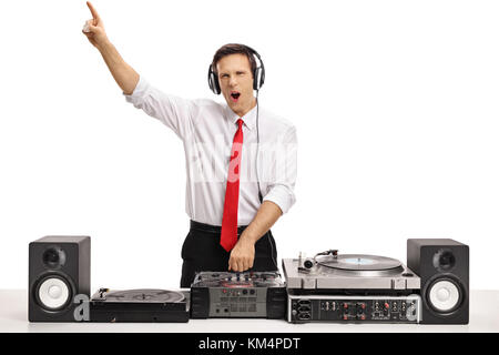 Allegro formalmente vestiti guy la riproduzione di musica su una piattaforma girevole e tenendo il dito indice in alto isolato su sfondo bianco Foto Stock