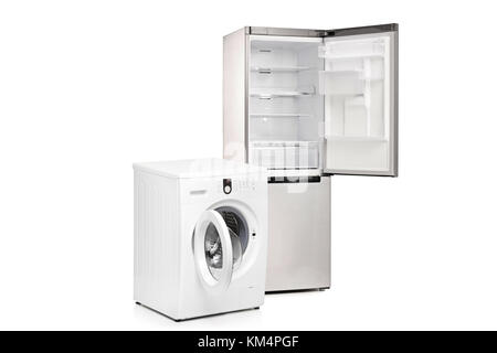 Macchina di lavaggio e un frigorifero isolati su sfondo bianco Foto Stock