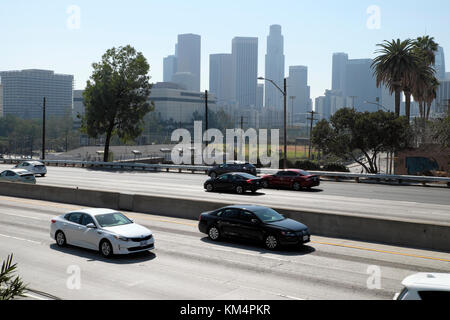 Los Angeles skyline downtown edifici e automobili nel traffico su Hollywood Freeway vista dal parco eco area a La California KATHY DEWITT Foto Stock