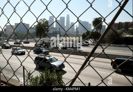 Una vista del centro di Los Angeles e il traffico sulla superstrada di Hollywood cerca attraverso una recinzione da Echo Park Los Angeles, California KATHY DEWITT Foto Stock