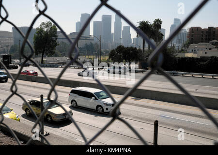Una vista del centro di Los Angeles e il traffico sulla superstrada di Hollywood attraverso una recinzione da Echo Park Los Angeles, California KATHY DEWITT Foto Stock